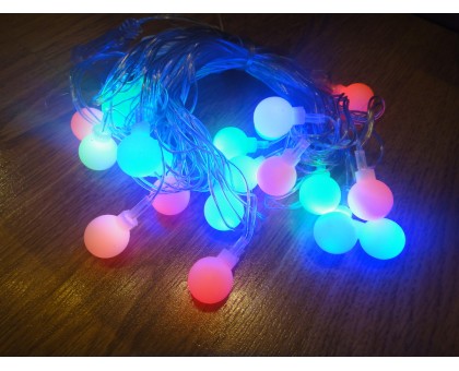 Светодиодная гирлянда 20 LED на белом проводе (шарики матовые, 4м) - RGB