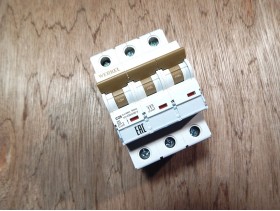 Автоматический выключатель WERKEL W903P256 25А (3П)
